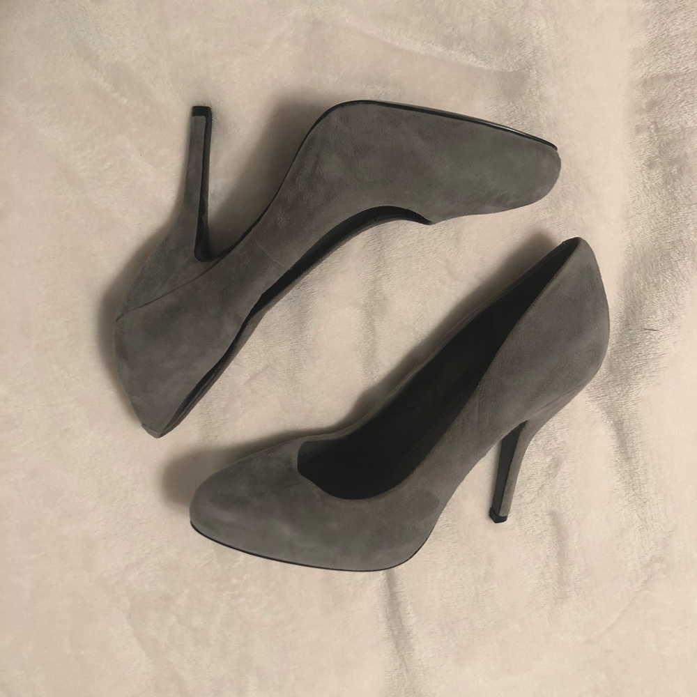 BCBG Suede pumps